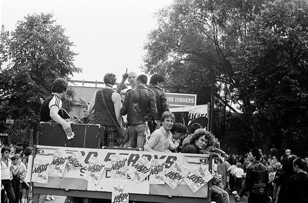 Southend Carnival - 16.08.80 - The Sinyx play on Nasty's Float