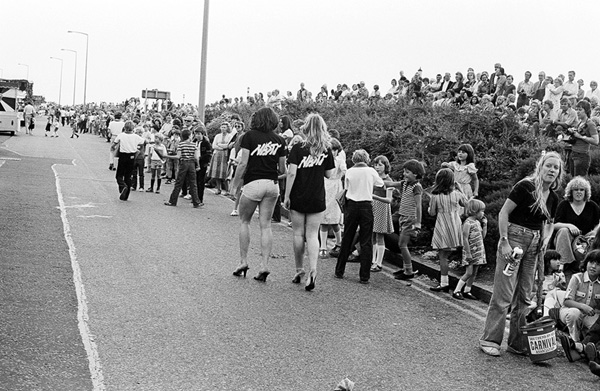 Southend Carnival - 16.08.80 - Nasty's collectors passing the crowds